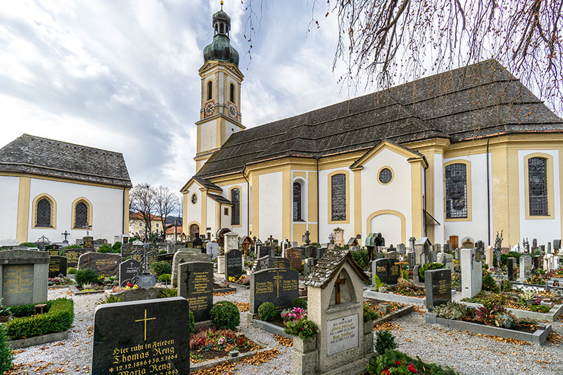 Pfarrei-Lenggries-Kirchen-Friedhof-Lenggrieser-Kirche